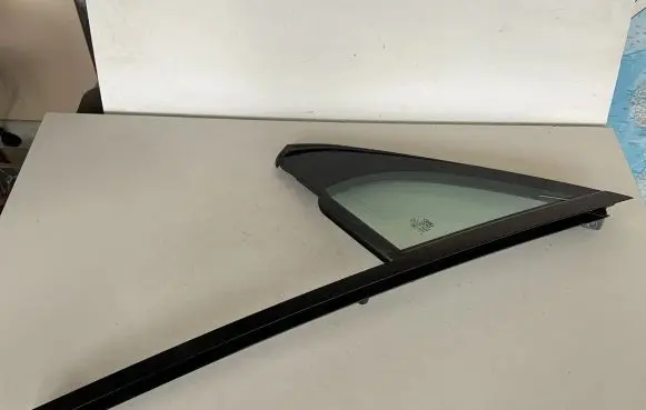 Audi Q7 4M Front door vent window glass four-door 4M0845113A 4M0845113