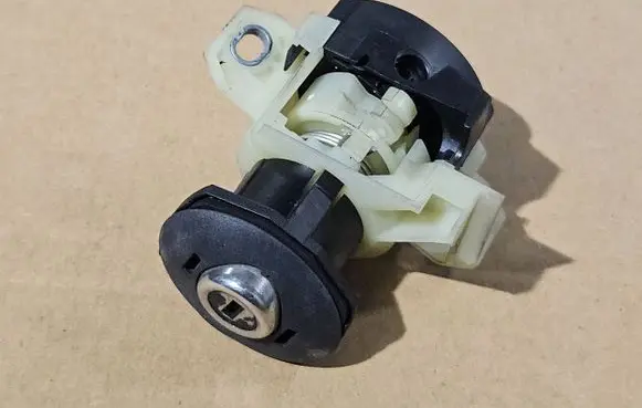 BMW 1 E82 E88 Tailgate exterior lock 7167321 10862510