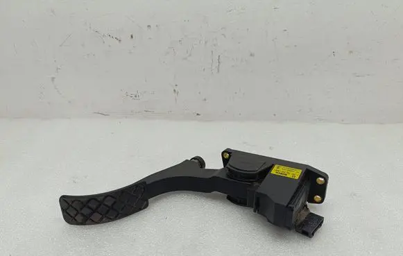 Accelerator throttle pedal