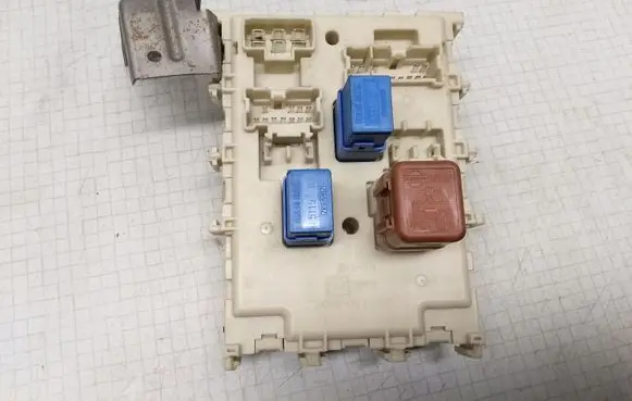 Nissan Primera Fuse module 24350AV700