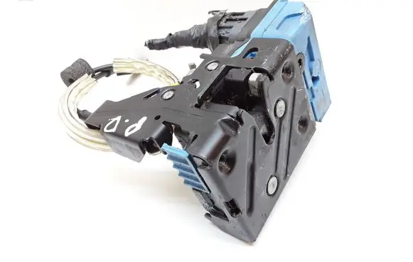 Volvo V70 Front door lock 8650546