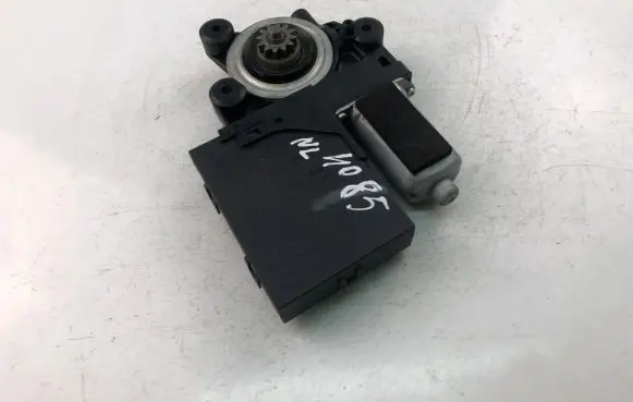 Volvo C30 Front door window regulator motor 979037100