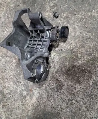 Chevrolet Captiva Generator/alternator bracket 