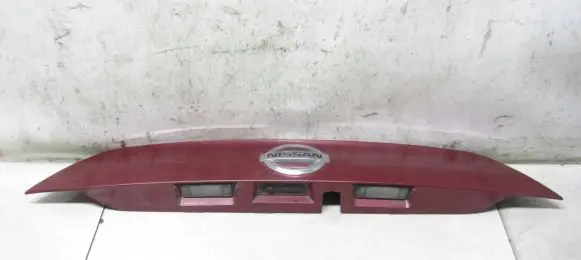 Nissan Qashqai Trunk door license plate light bar 