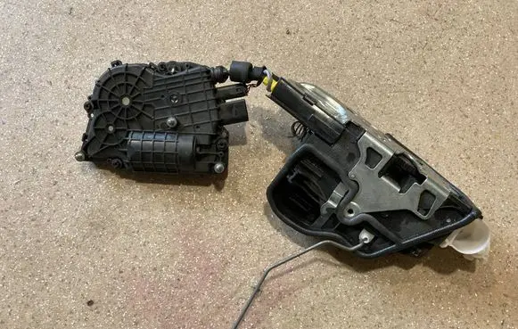 BMW X5 E70 Front door lock 7167579