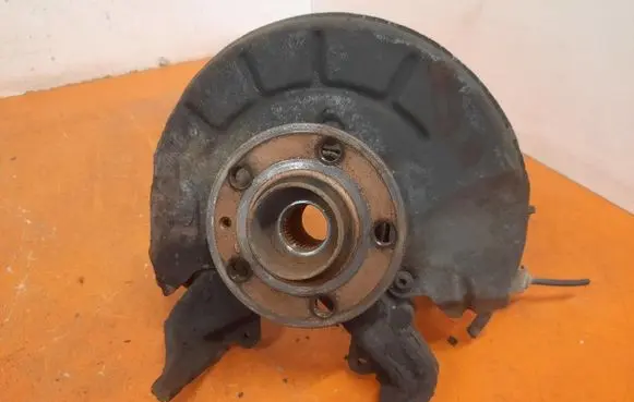 Skoda Fabia Mk2 (5J) Front wheel hub spindle knuckle