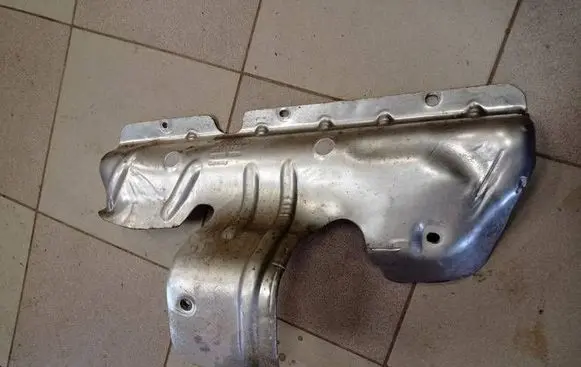 Volvo XC60 Heat shield in engine bay 30646954 R151A 09W29