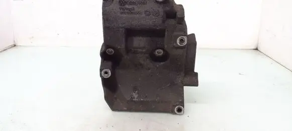 Volkswagen PASSAT B5.5 Generator/alternator bracket 038260885C