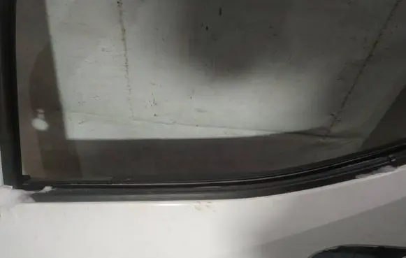 Nissan e-NV200 Front door glass trim molding 