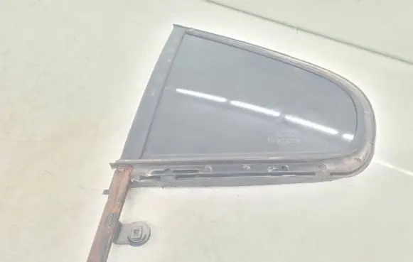 Volvo S60 Rear vent window glass 8643029
