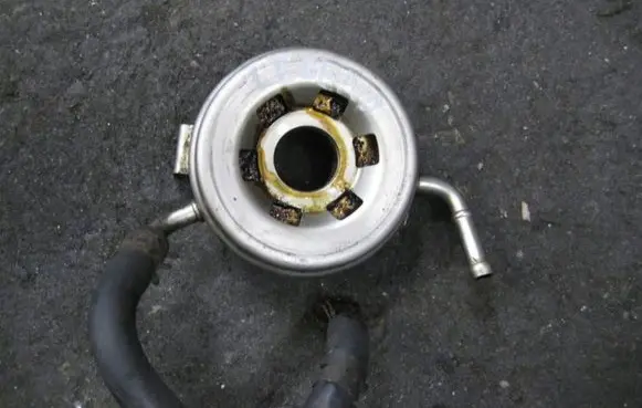 Oil filter mounting bracket