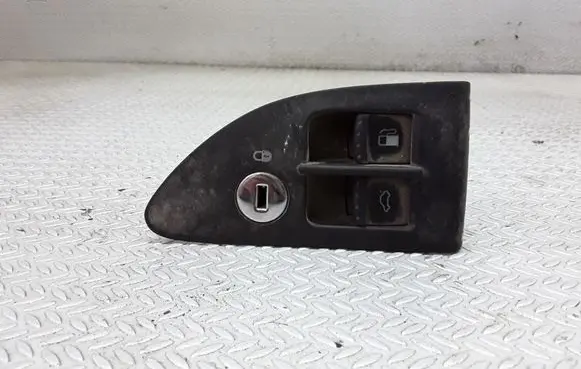 Volkswagen PASSAT B5.5 Fuel tank opening switch 1J0959833A