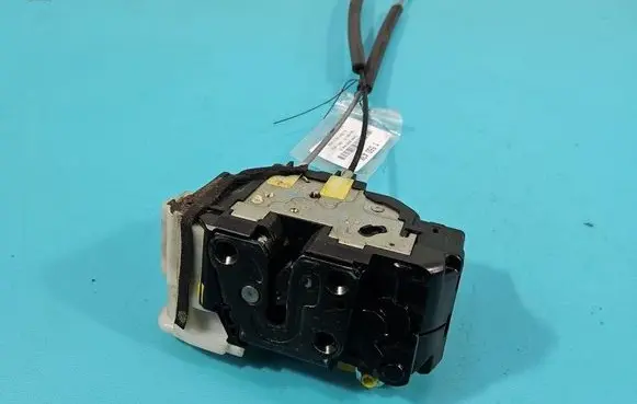 Hyundai i20 (PB PBT) Front door lock 813101J020 IMPRK1550438
