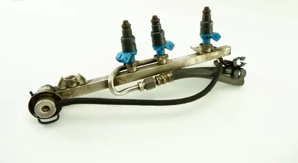 Audi A4 S4 B5 8D Fuel injector supply line/pipe 