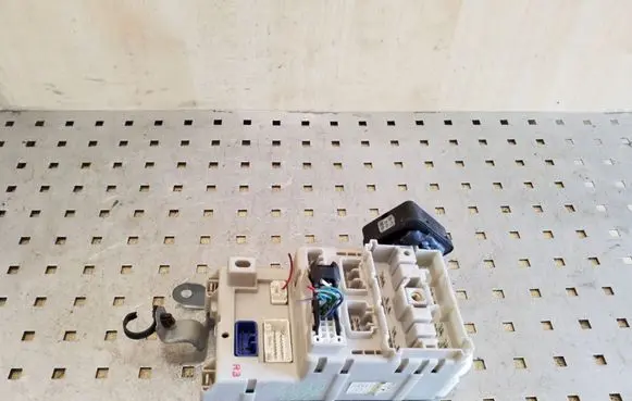 Toyota RAV 4 (XA20) Fuse module 8273342060