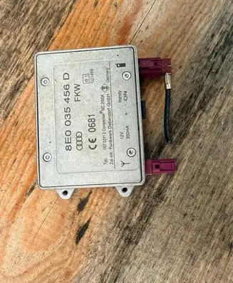 Audi A4 S4 B7 8E 8H Aerial antenna amplifier 8E0035456D