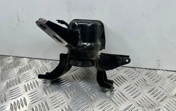 Lexus CT 200H Engine mount bracket