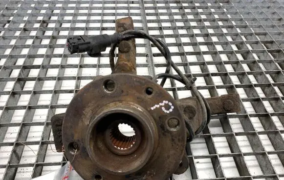 Nissan Note (E11) Front wheel hub spindle knuckle 