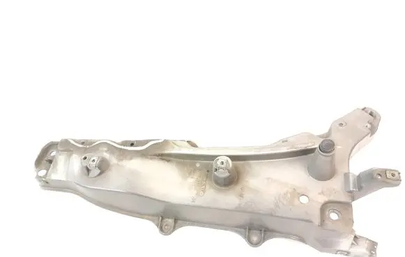 Volvo XC90 Fender mounting bracket 31381778