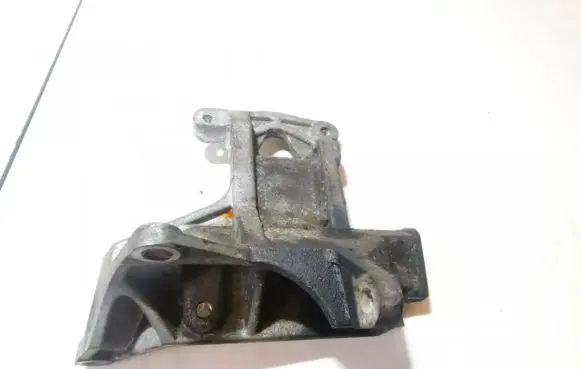 Engine mounting bracket