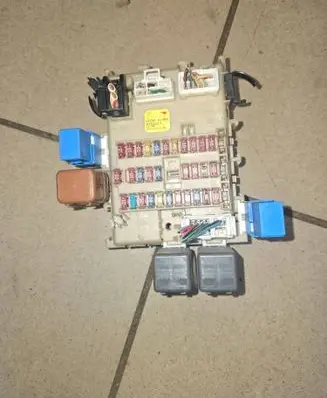 Nissan Primera Fuse box set 24350AV700 0731021 UF0268