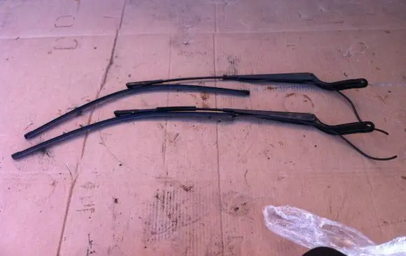 Volkswagen Crafter Front wiper blade arm