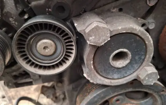 Lexus IS 220D-250-350 Generator/alternator belt tensioner