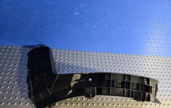 Rear bumper mounting bracket