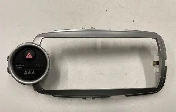 Radio/GPS head unit trim
