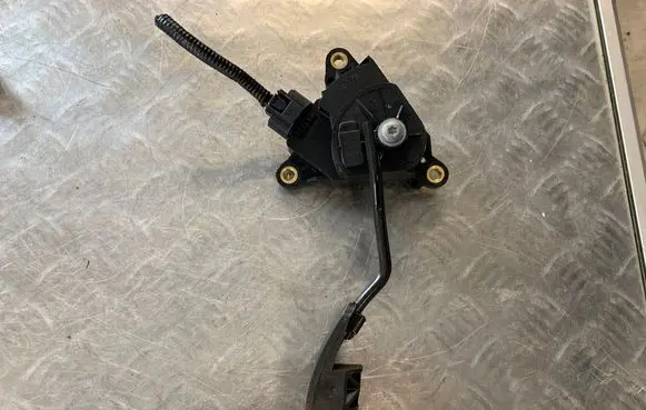Nissan Qashqai Accelerator throttle pedal 1617A11008