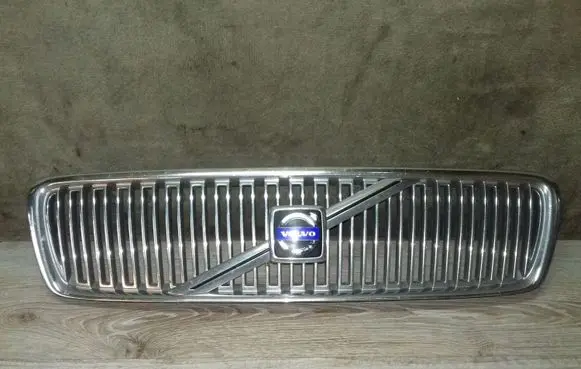 Volvo V70 Front bumper upper radiator grill 9190385