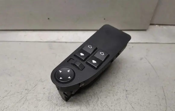 BMW 5 E39 Electric window control switch 8368967