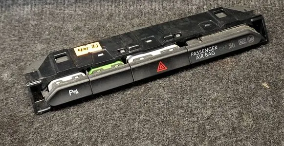 Volkswagen PASSAT B8 Hazard light switch 3G1853770A