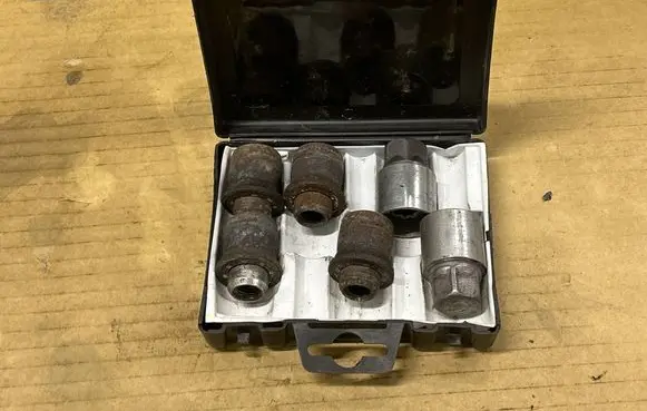Mitsubishi Grandis Anti-theft wheel nuts and lock SPO29833