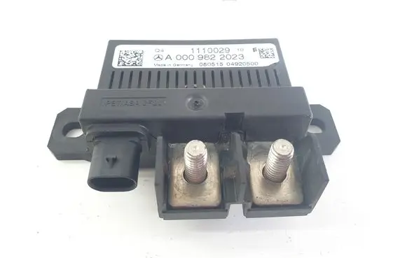 Mercedes-Benz Vito Viano W447 Charging relay A0009822023
