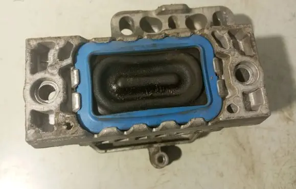 Volkswagen PASSAT B6 Engine mount bracket 1K0199262P
