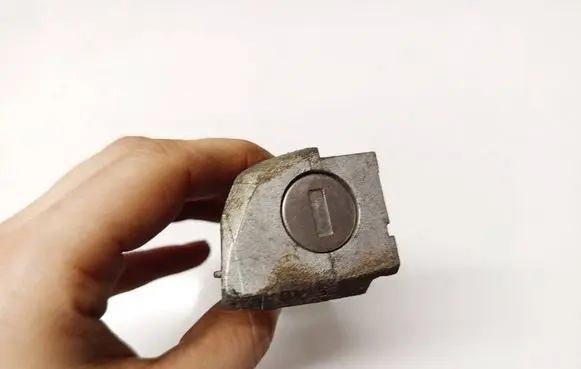 Volkswagen Sharan Front door lock (next to the handle) 