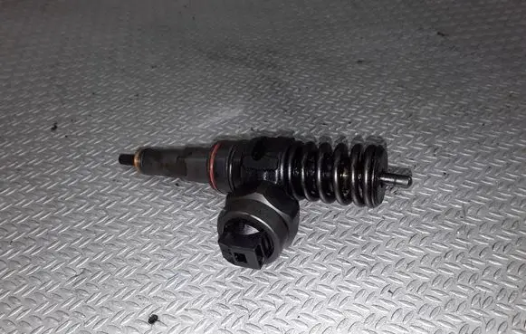 Skoda Fabia Mk1 (6Y) Fuel injector 038130073J