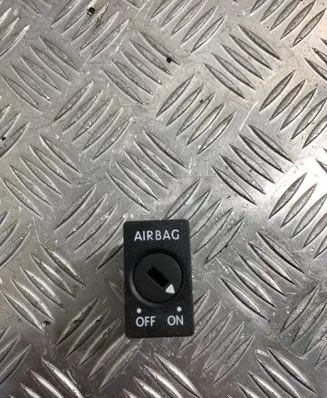 Passenger airbag on/off switch