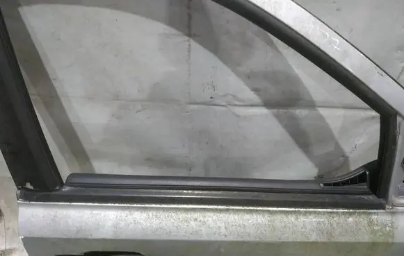 KIA Sorento Front door glass trim molding 