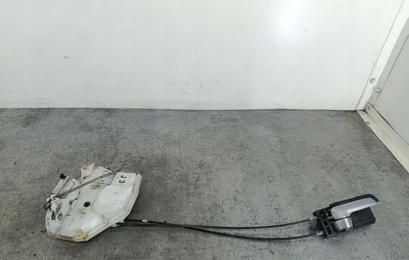 Suzuki Swift I Front door lock 