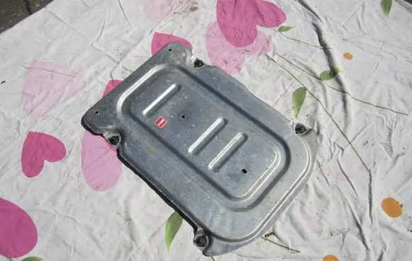 Volkswagen Taigo Engine splash shield/under tray 2Q0825229B