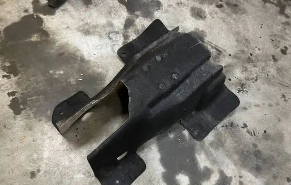 Ford Mustang VI Heat shield in engine bay 