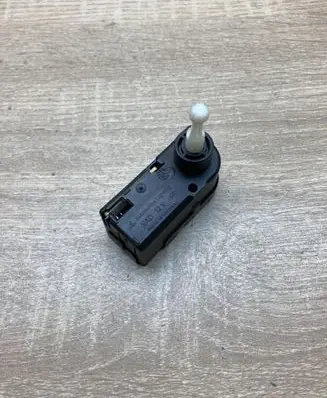 Ford Mondeo MK II Headlight level adjustment motor 0307853301 97BG13K198AA