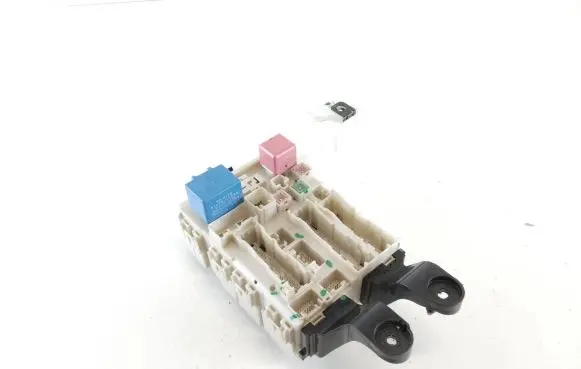 Toyota Avensis T270 Fuse module 8273005160B 13998J16