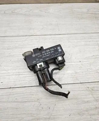 Seat Alhambra (Mk1) Coolant fan relay 357919506A 898719000