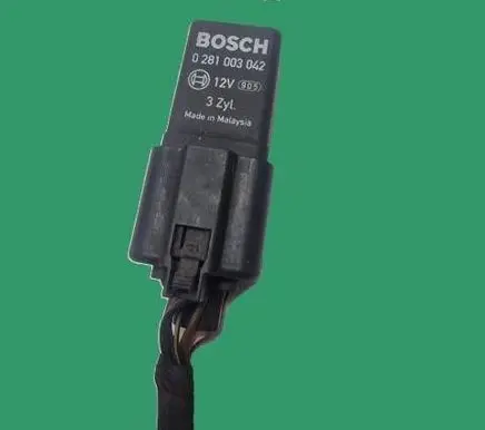 Volkswagen Polo V 6R Glow plug pre-heat relay 0281003042