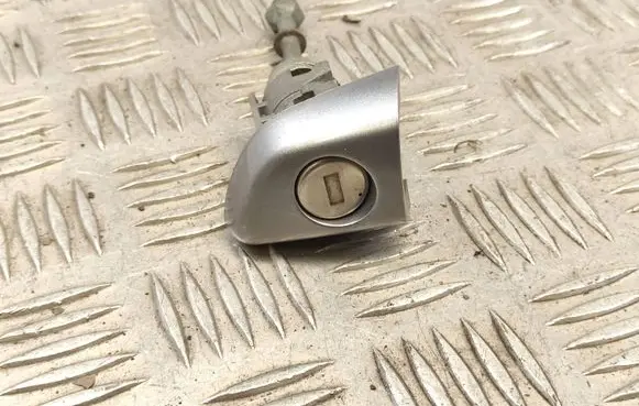 Peugeot 308 Front door lock (next to the handle) 
