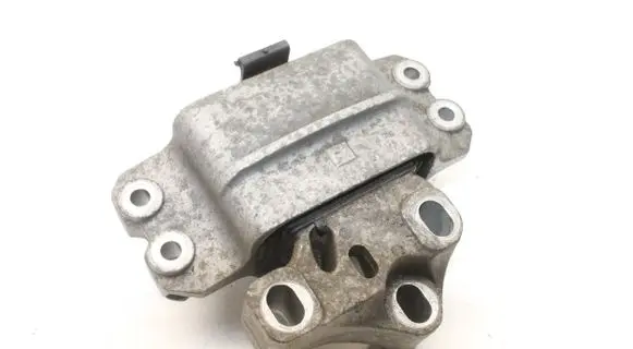 Volkswagen Tiguan Engine mount bracket 5N0199555