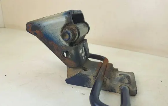 Volkswagen Touran I Front door lower hinge 1T0831411A